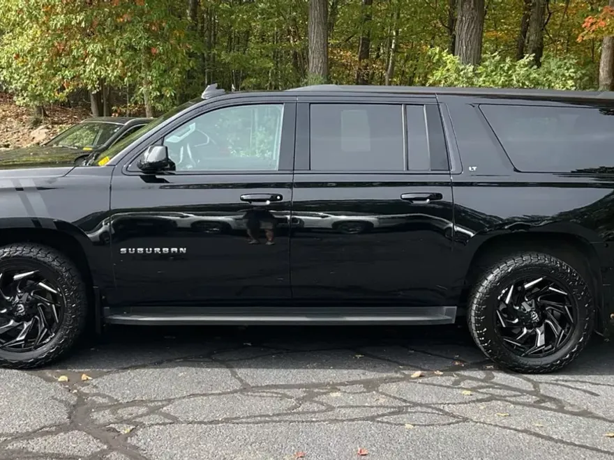2016 Chevrolet Suburban LT photo 1