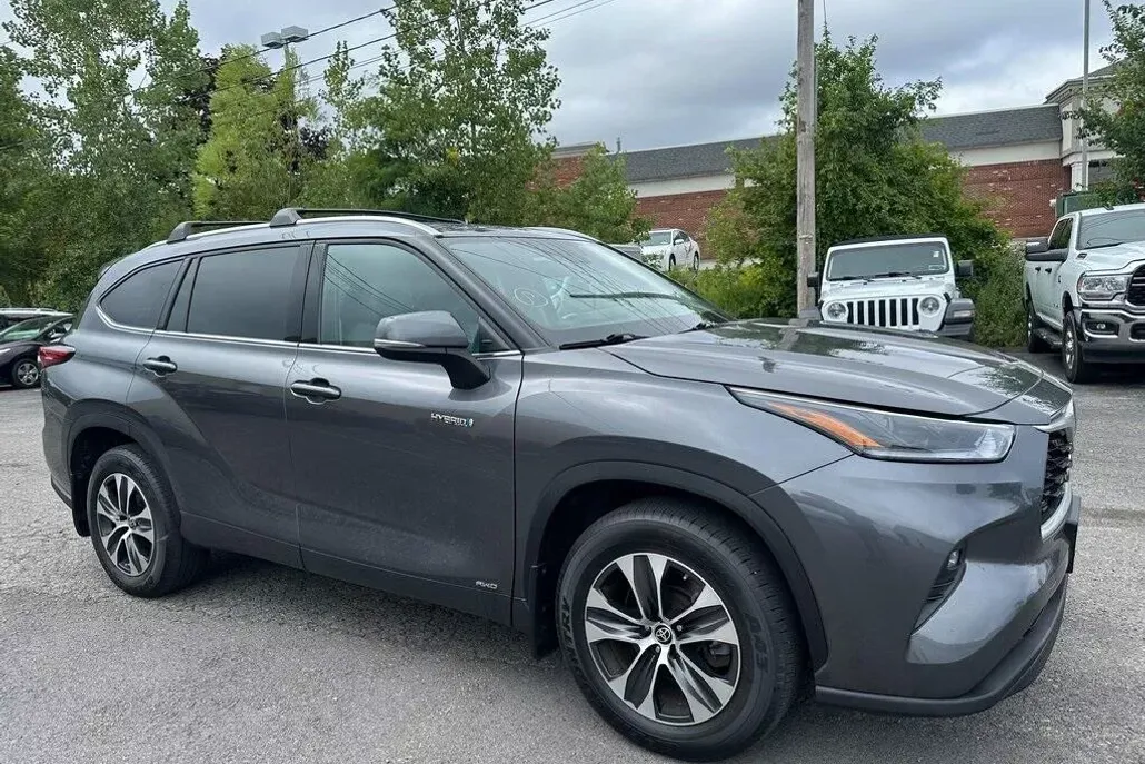 2021 Toyota Highlander XLE photo 1