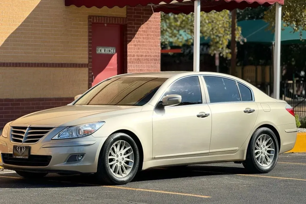2010 Hyundai Genesis 3.8 photo 1