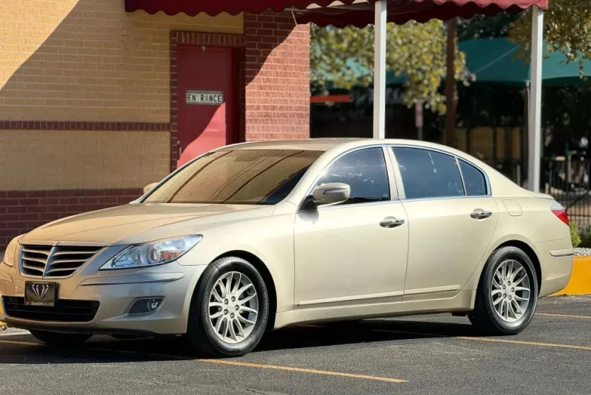 2010 Hyundai Genesis 3.8 photo 1