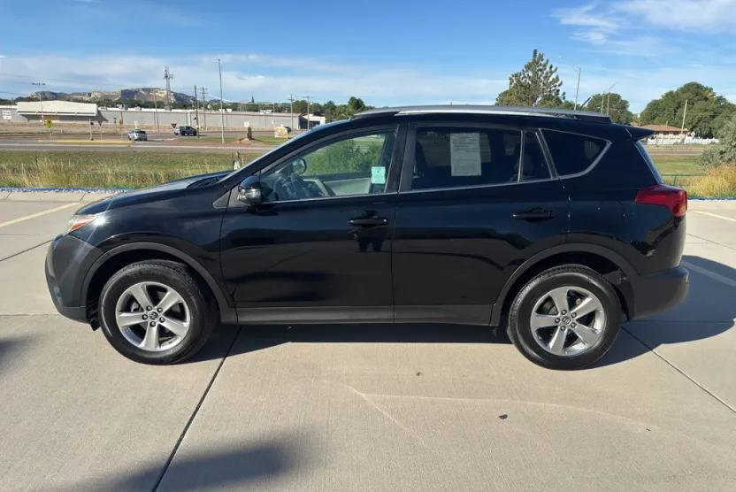 2015 Toyota RAV4 XLE photo 1