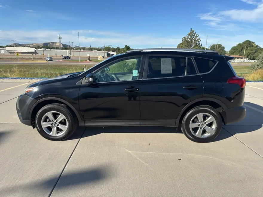 2015 Toyota RAV4 XLE photo 1