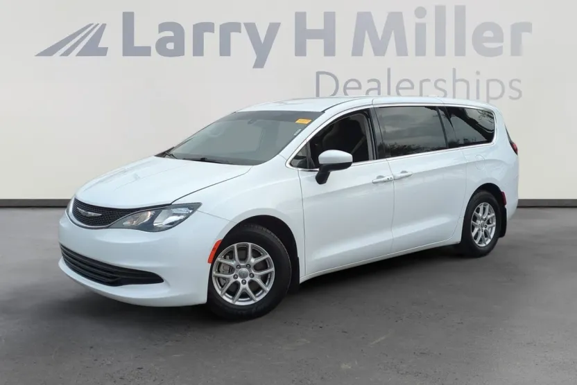 2017 Chrysler Pacifica LX photo 1
