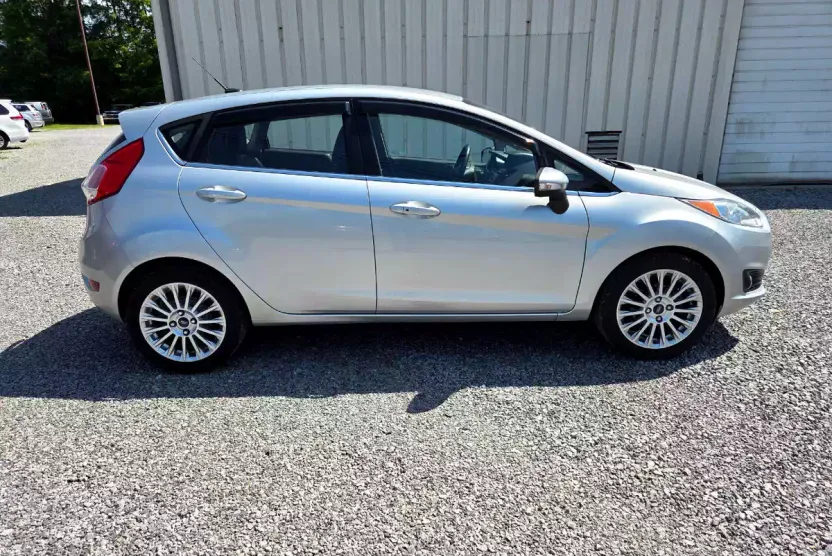 2014 Ford Fiesta Titanium photo 1