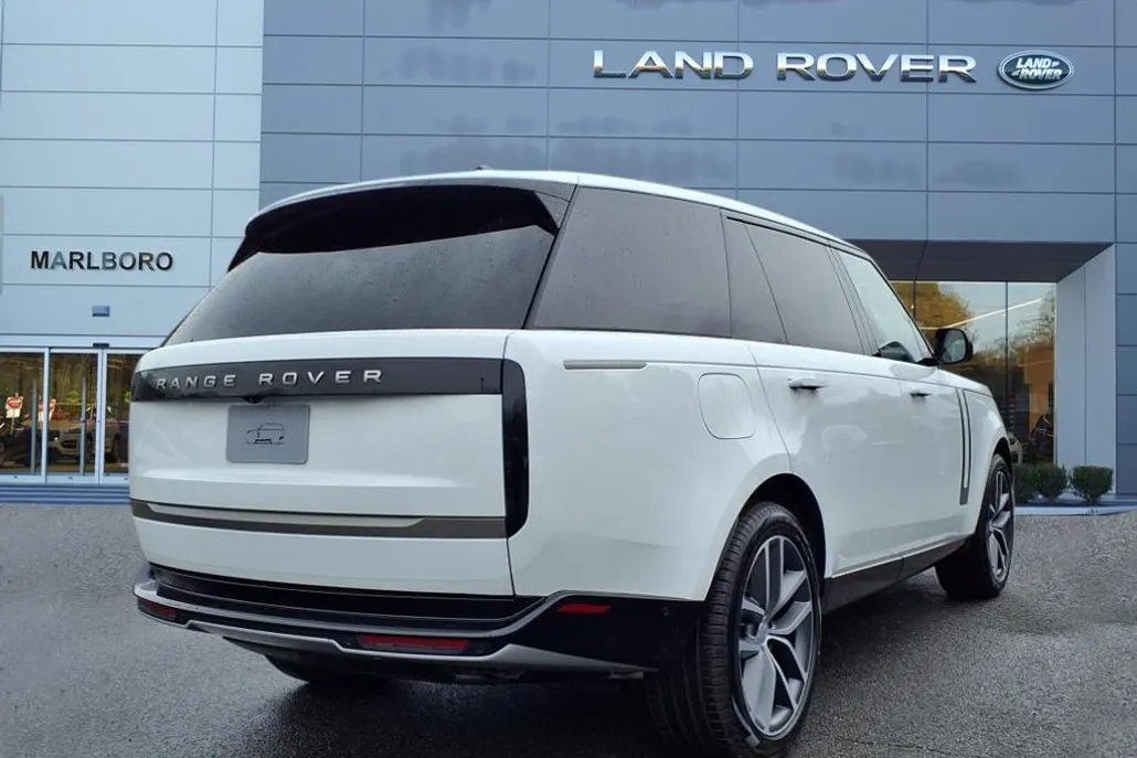 2025 Land Rover Range Rover SE photo 1