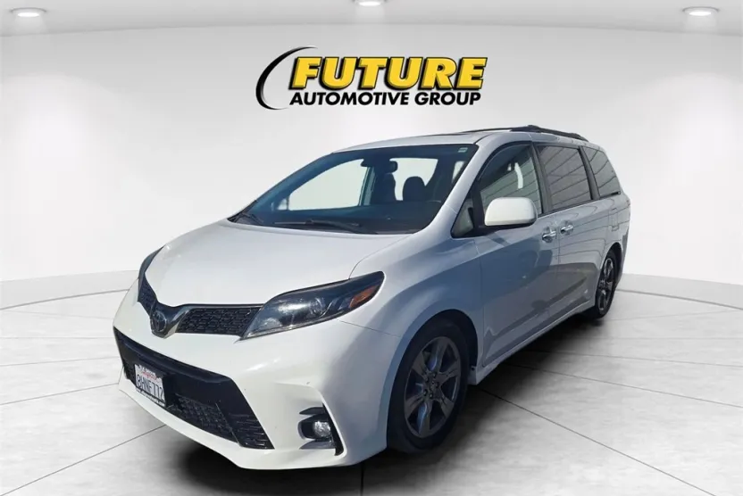 2019 Toyota Sienna SE photo 1