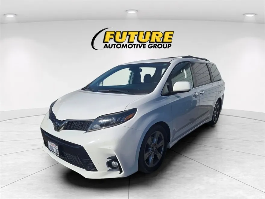 2019 Toyota Sienna SE photo 1