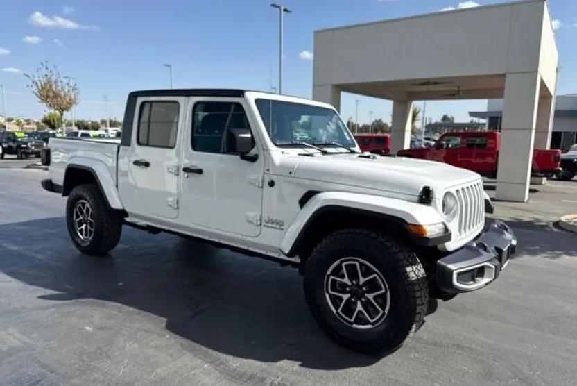 2023 Jeep Gladiator Overland photo 1