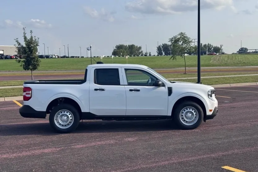 2025 Ford Maverick XL photo 1