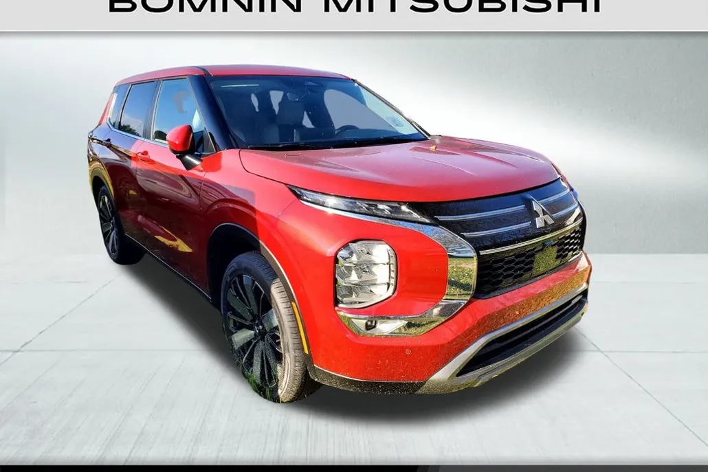 2025 Mitsubishi Outlander SE photo 1