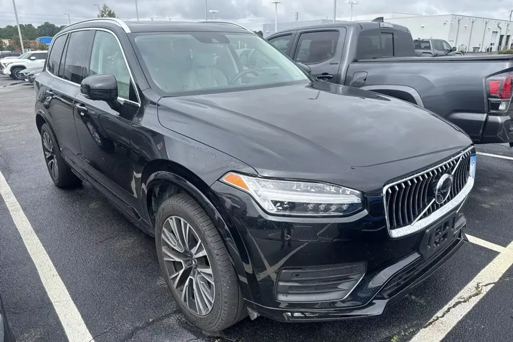 2022 Volvo XC90 T6 Momentum photo 1