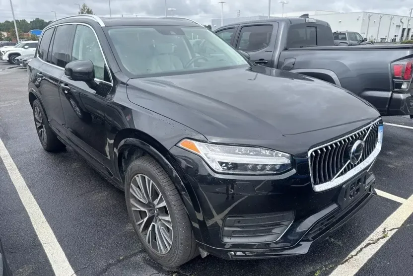 2022 Volvo XC90 T6 Momentum photo 1