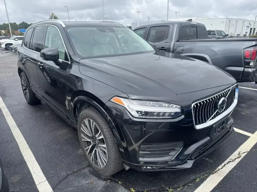 2022 Volvo XC90 T6 Momentum photo 1