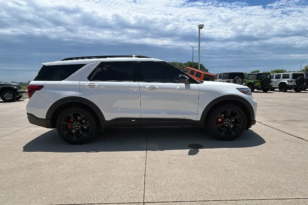 2020 Ford Explorer ST photo 1