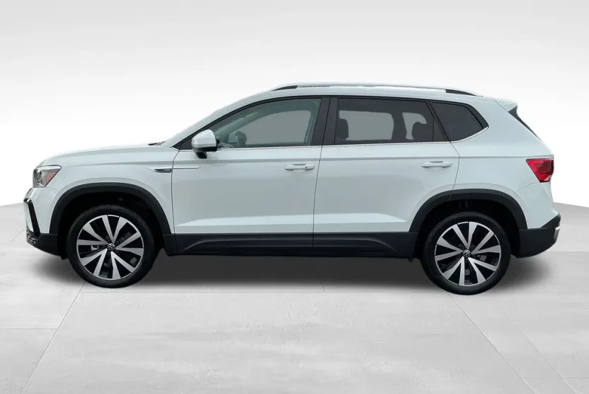 2023 Volkswagen Taos SE photo 1
