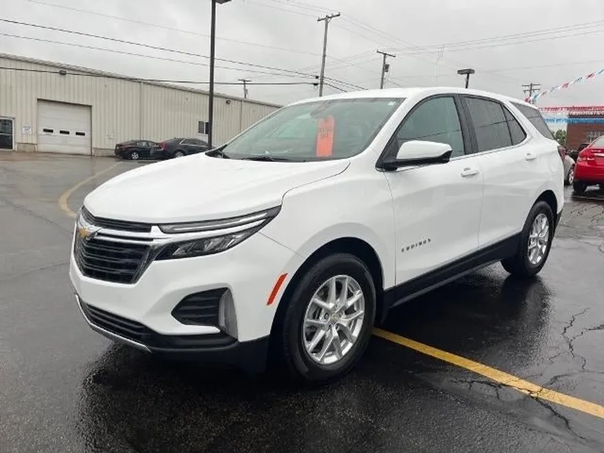 2022 Chevrolet Equinox LT photo 1