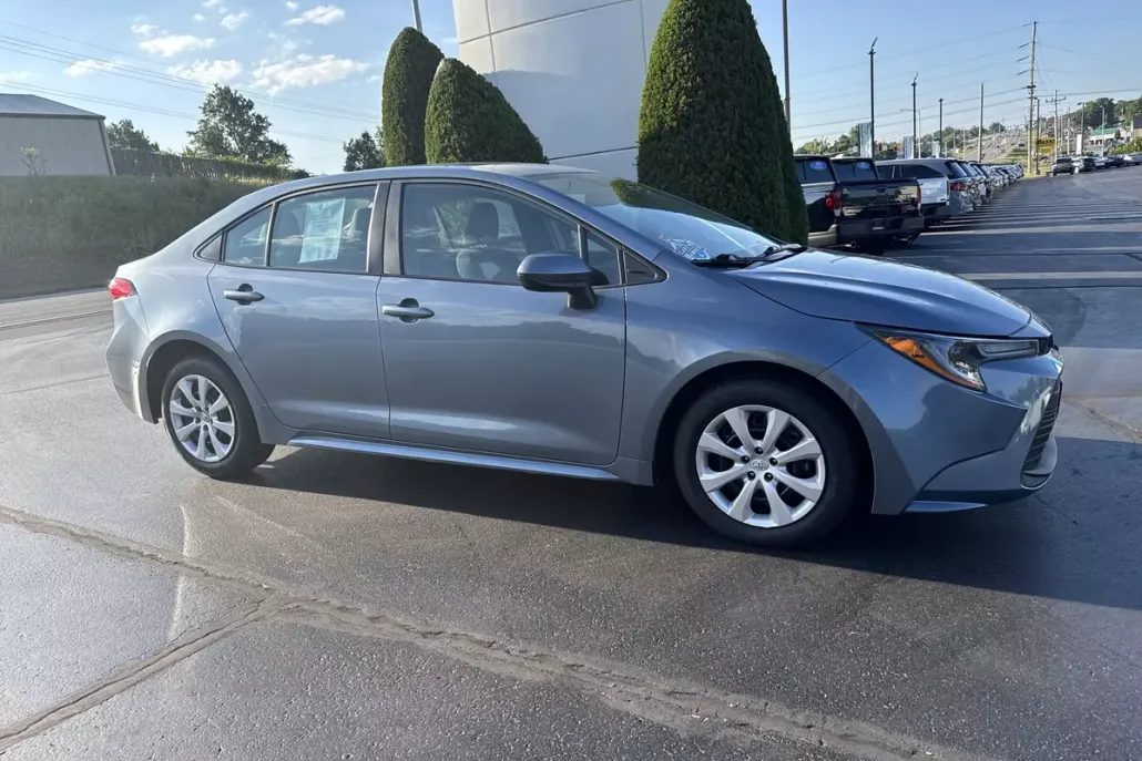 2023 Toyota Corolla LE photo 1