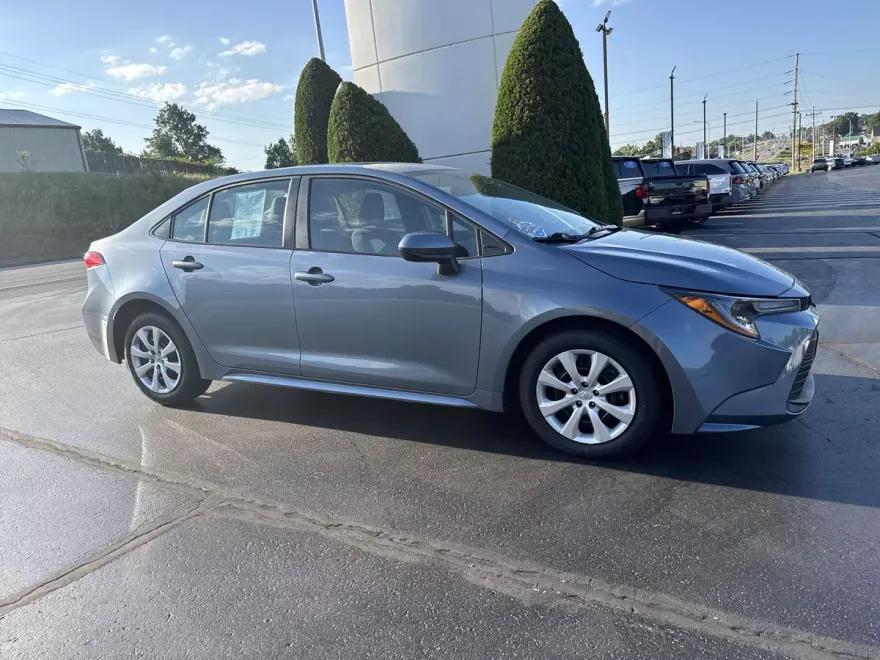 2023 Toyota Corolla LE photo 1