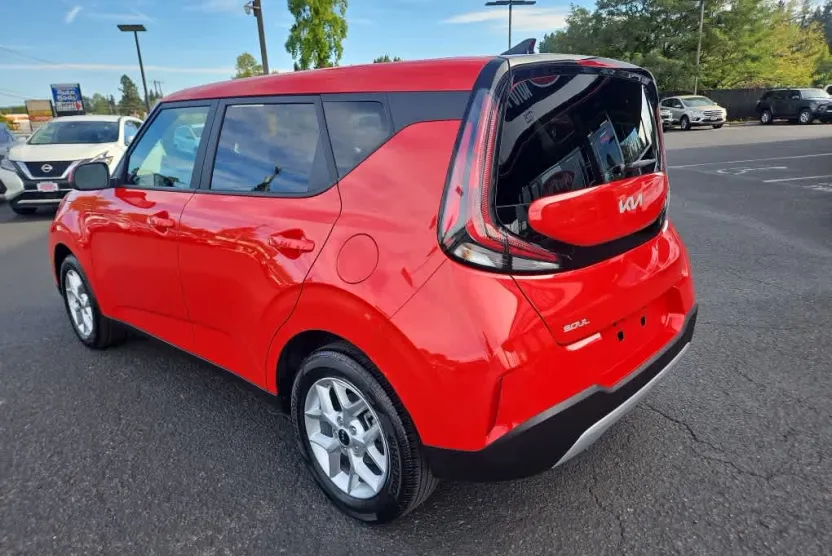 2024 Kia Soul LX photo 1