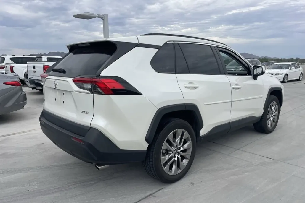 2022 Toyota RAV4 XLE Premium photo 1