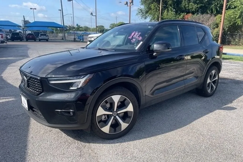 2023 Volvo XC40 Ultimate photo 1