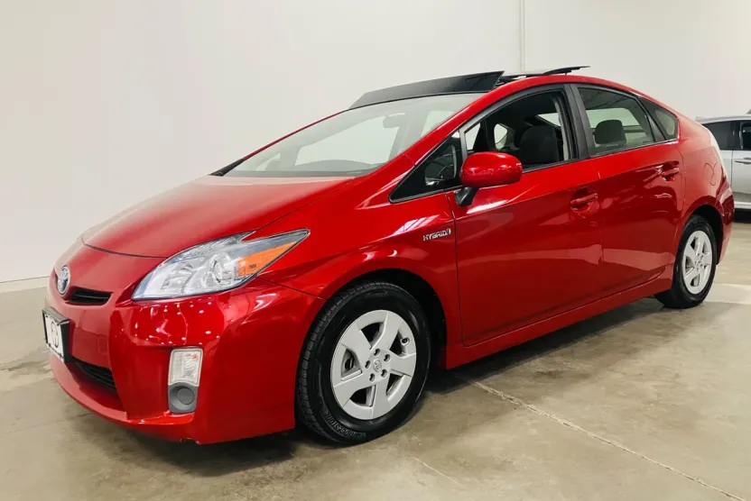 2010 Toyota Prius Three photo 1