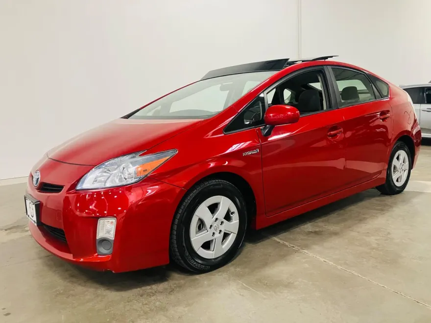2010 Toyota Prius Three photo 1