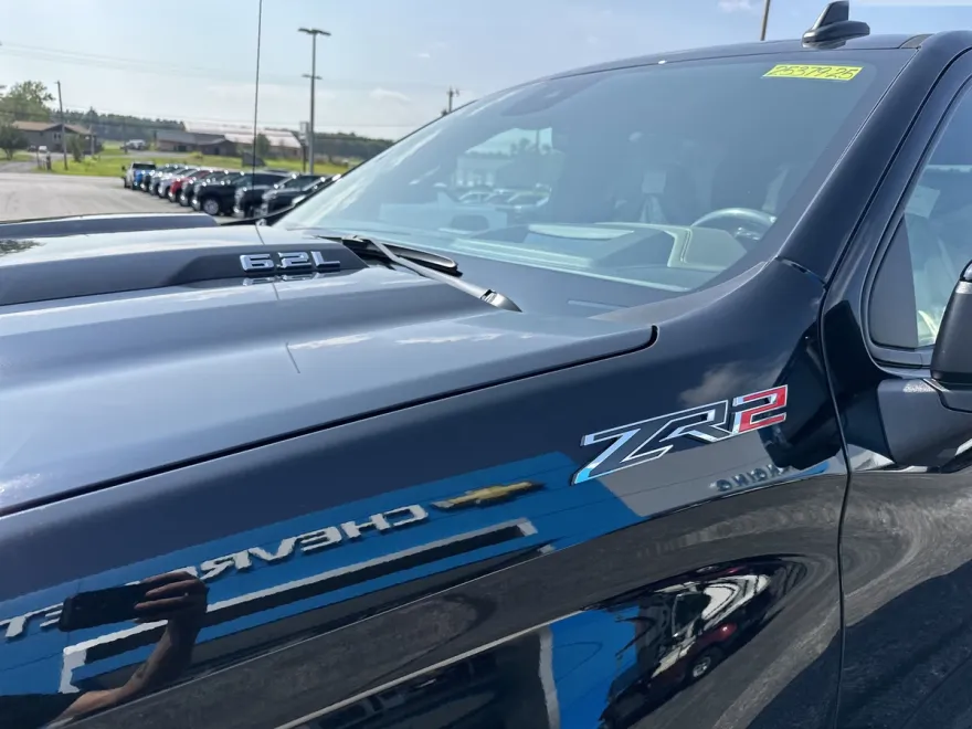 2025 Chevrolet Silverado 1500 ZR2 photo 1