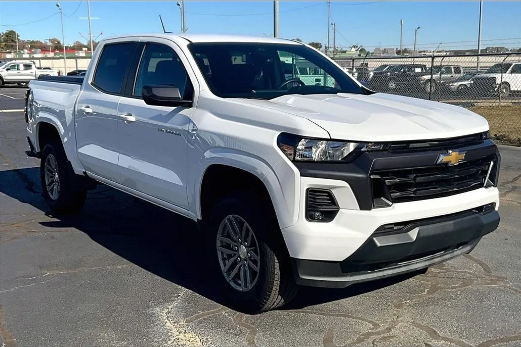 2023 Chevrolet Colorado LT photo 1