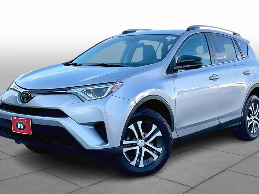 2017 Toyota RAV4 LE photo 1