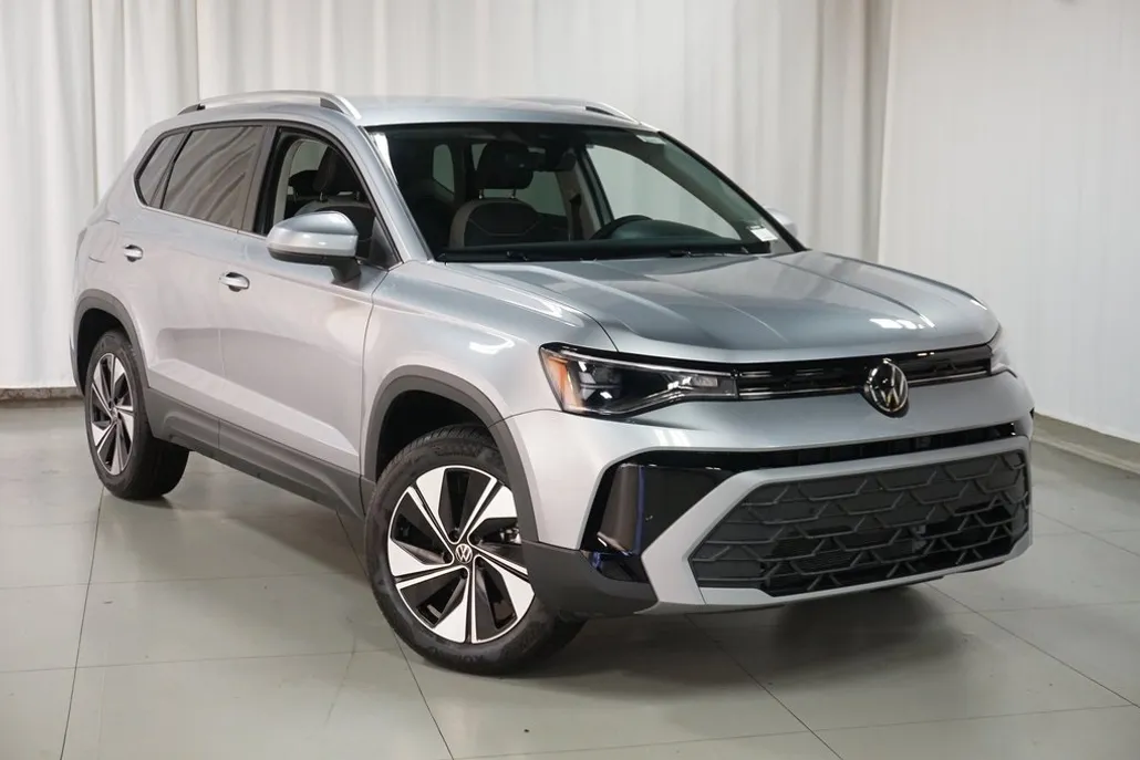 2025 Volkswagen Taos SE photo 1