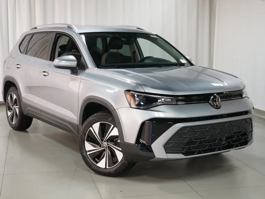 2025 Volkswagen Taos SE photo 1