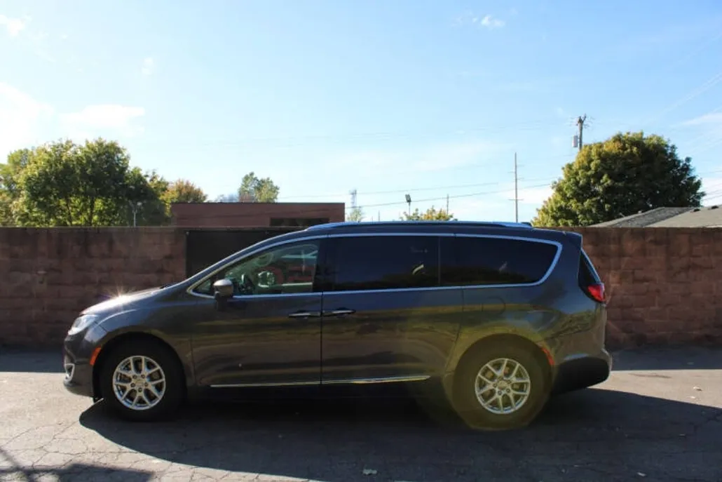 2020 Chrysler Pacifica Touring L photo 1