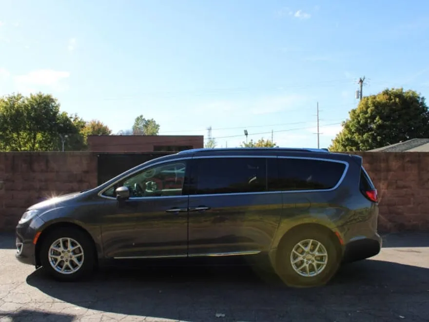 2020 Chrysler Pacifica Touring L photo 1