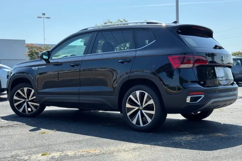 2023 Volkswagen Taos SE photo 1