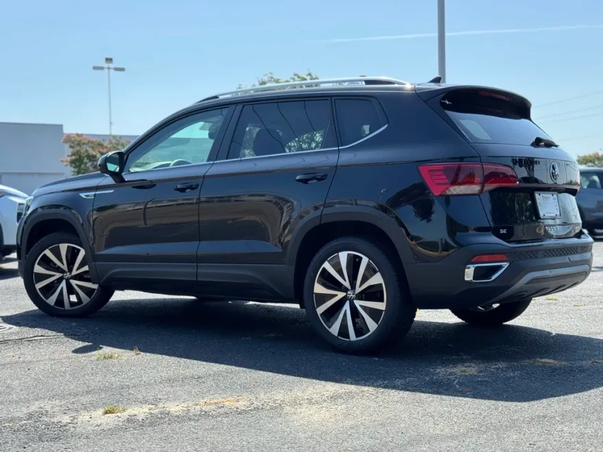 2023 Volkswagen Taos SE photo 1