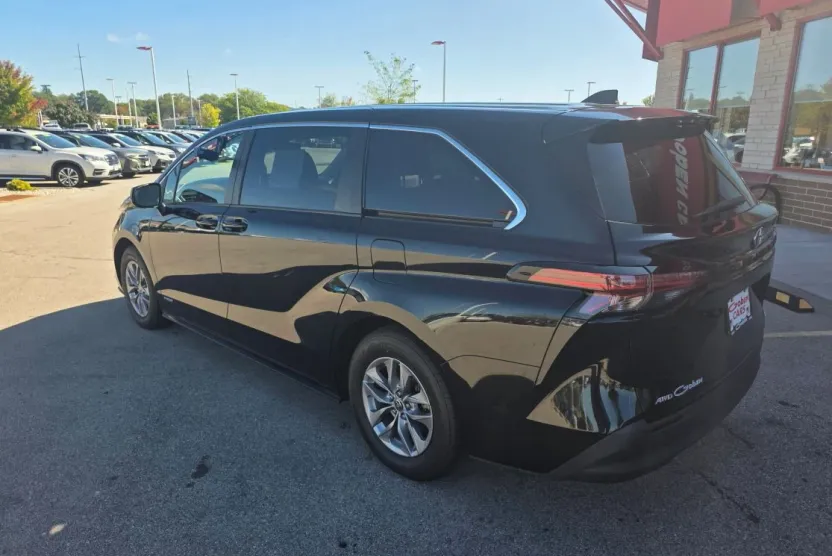 2021 Toyota Sienna LE photo 1