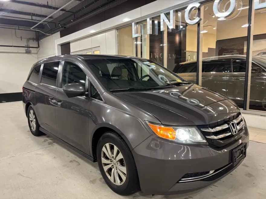 2016 Honda Odyssey SE photo 1