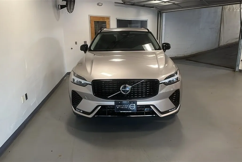 2025 Volvo XC60 B5 Plus photo 1