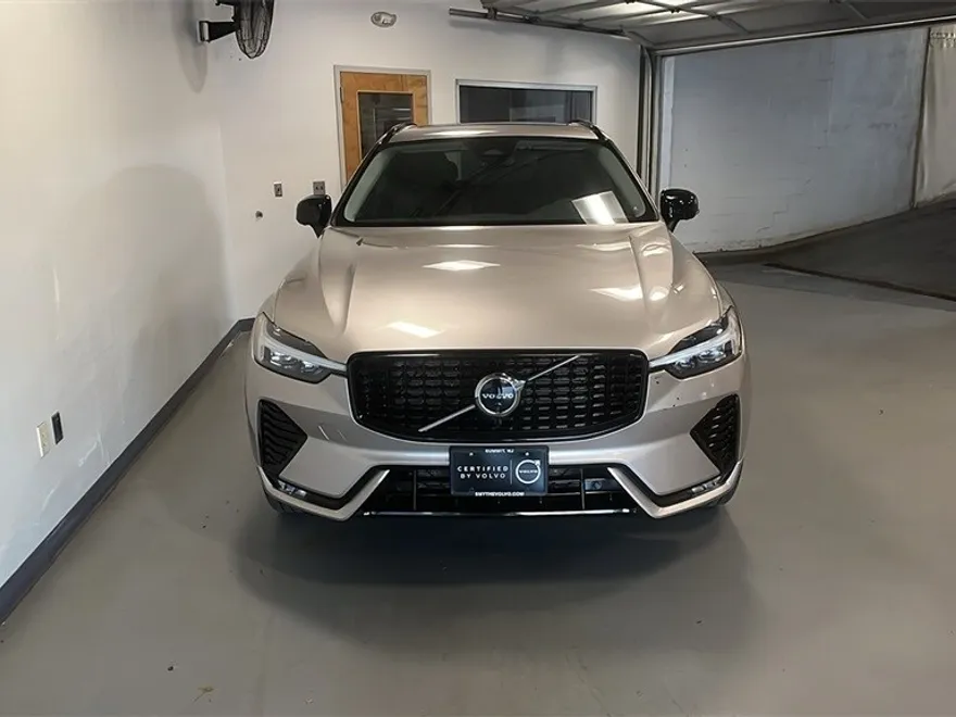 2025 Volvo XC60 B5 Plus photo 1