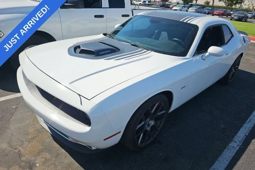 2016 Dodge Challenger SXT Plus photo 1