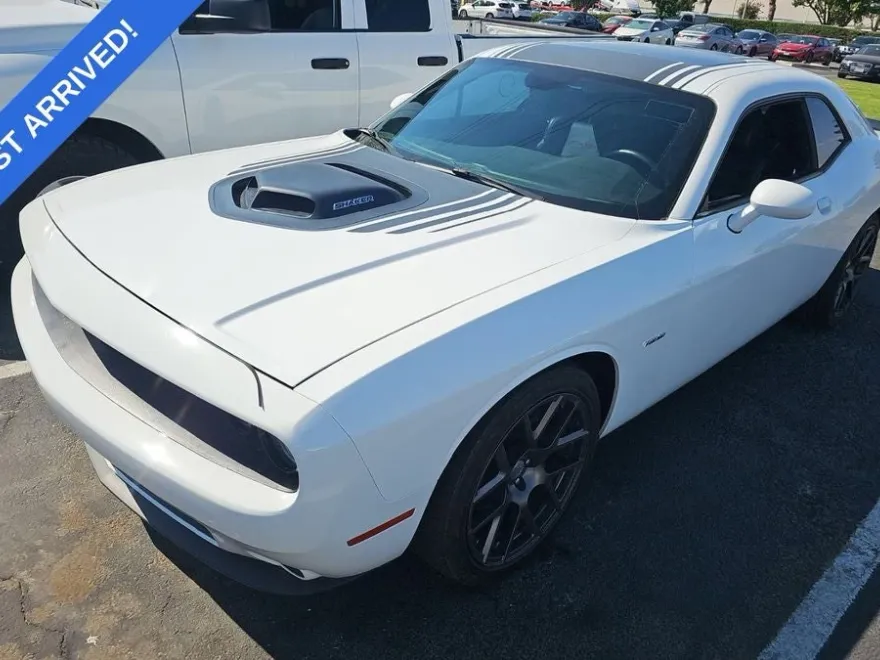 2016 Dodge Challenger SXT Plus photo 1