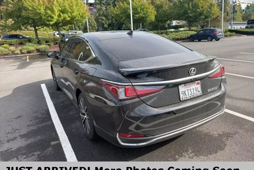 2024 Lexus ES 300h Premium photo 1