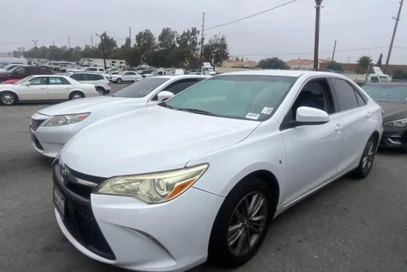 2016 Toyota Camry SE photo 1
