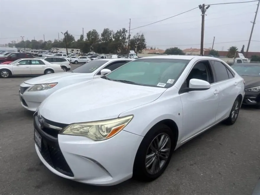 2016 Toyota Camry SE photo 1
