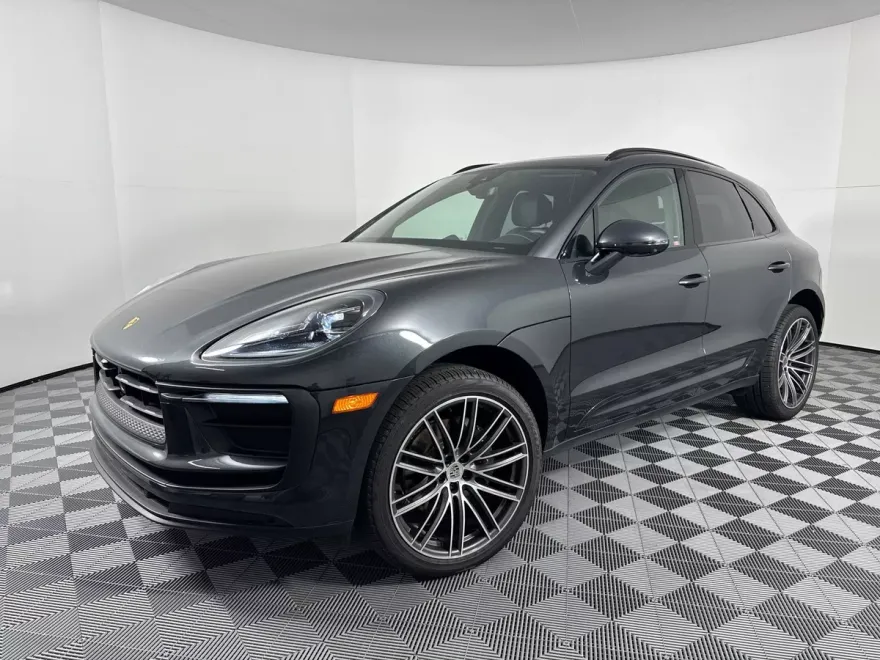 2025 Porsche Macan T photo 1