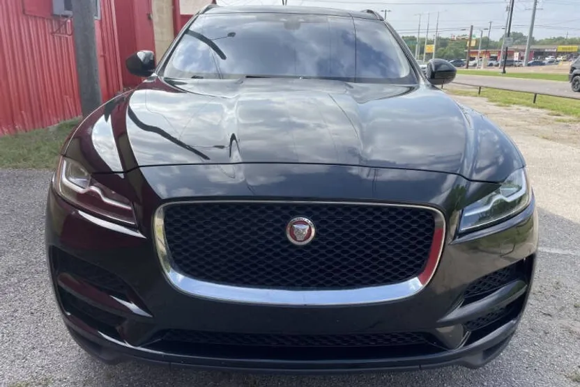2017 Jaguar F-PACE Prestige photo 1