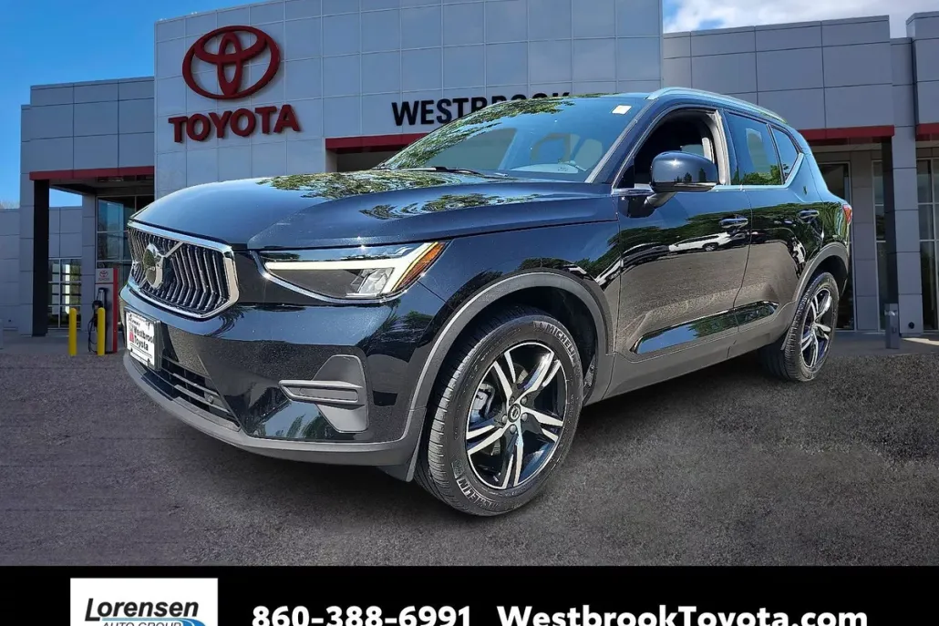 2025 Volvo XC40 Core photo 1