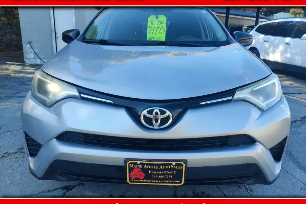 2016 Toyota RAV4 LE photo 1