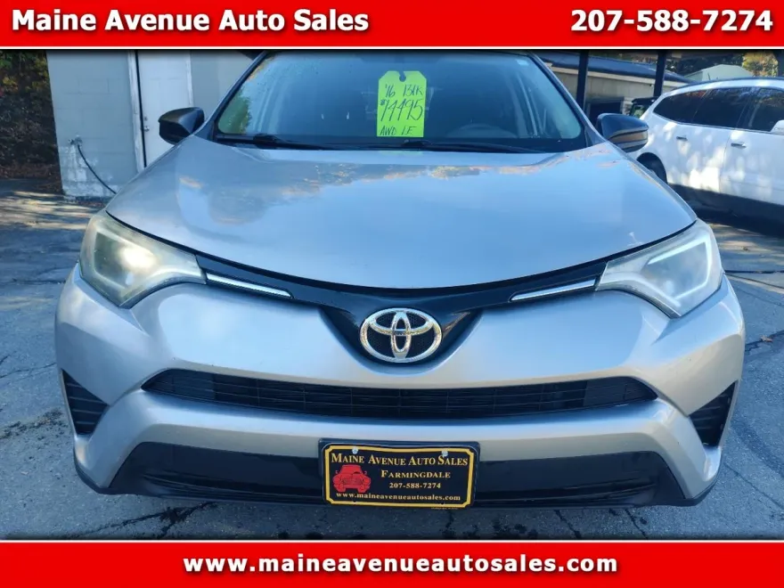 2016 Toyota RAV4 LE photo 1